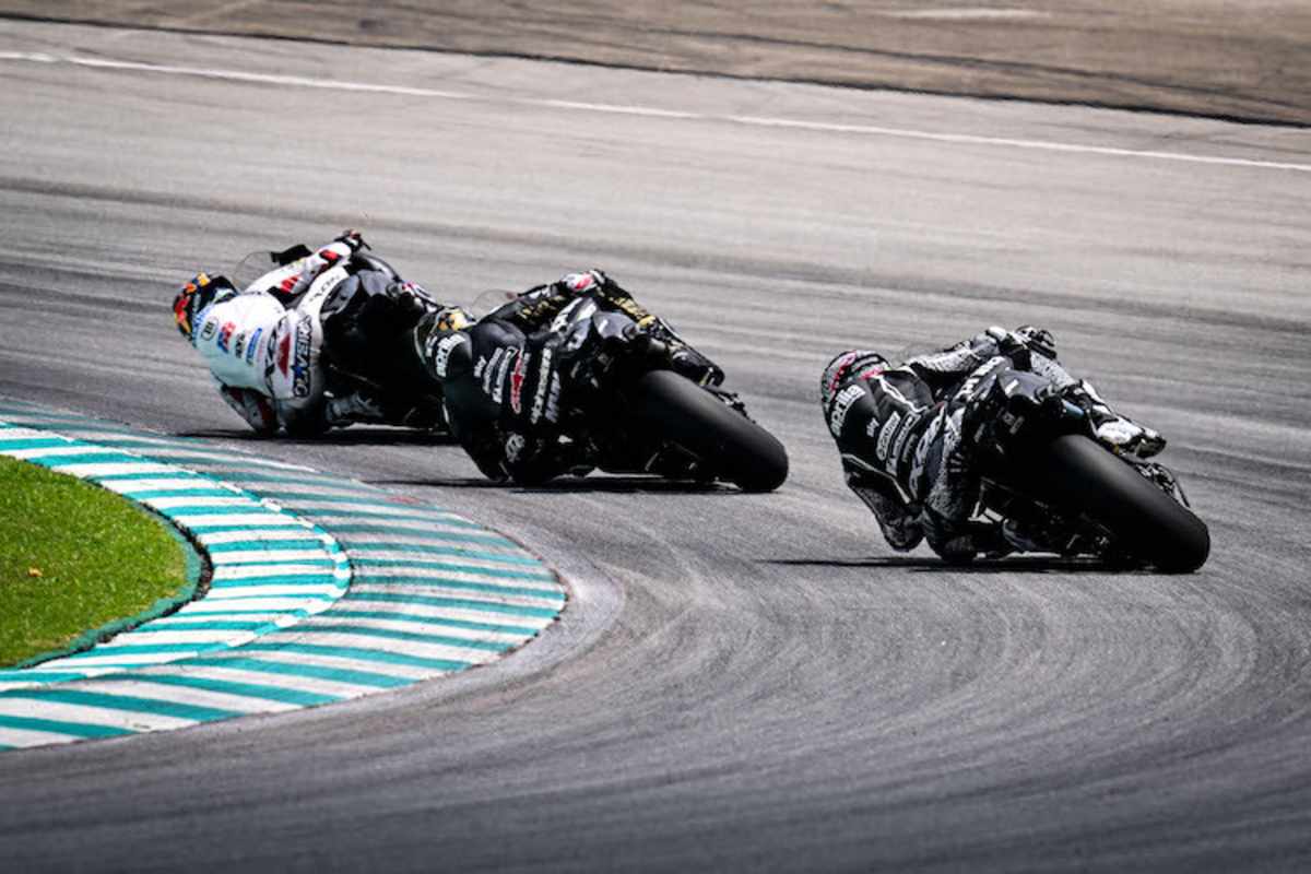 Drei Aprilia-Fahrer sitzen auf der 2024er RS-GP