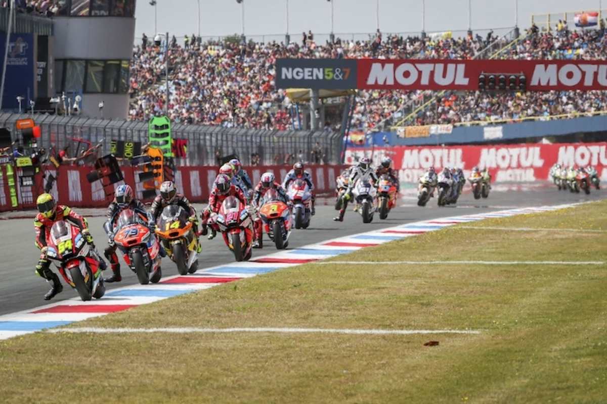 Fermin Aldeguer führt das Feld in die erste Kurve.. Der Spanier wird Zweiter