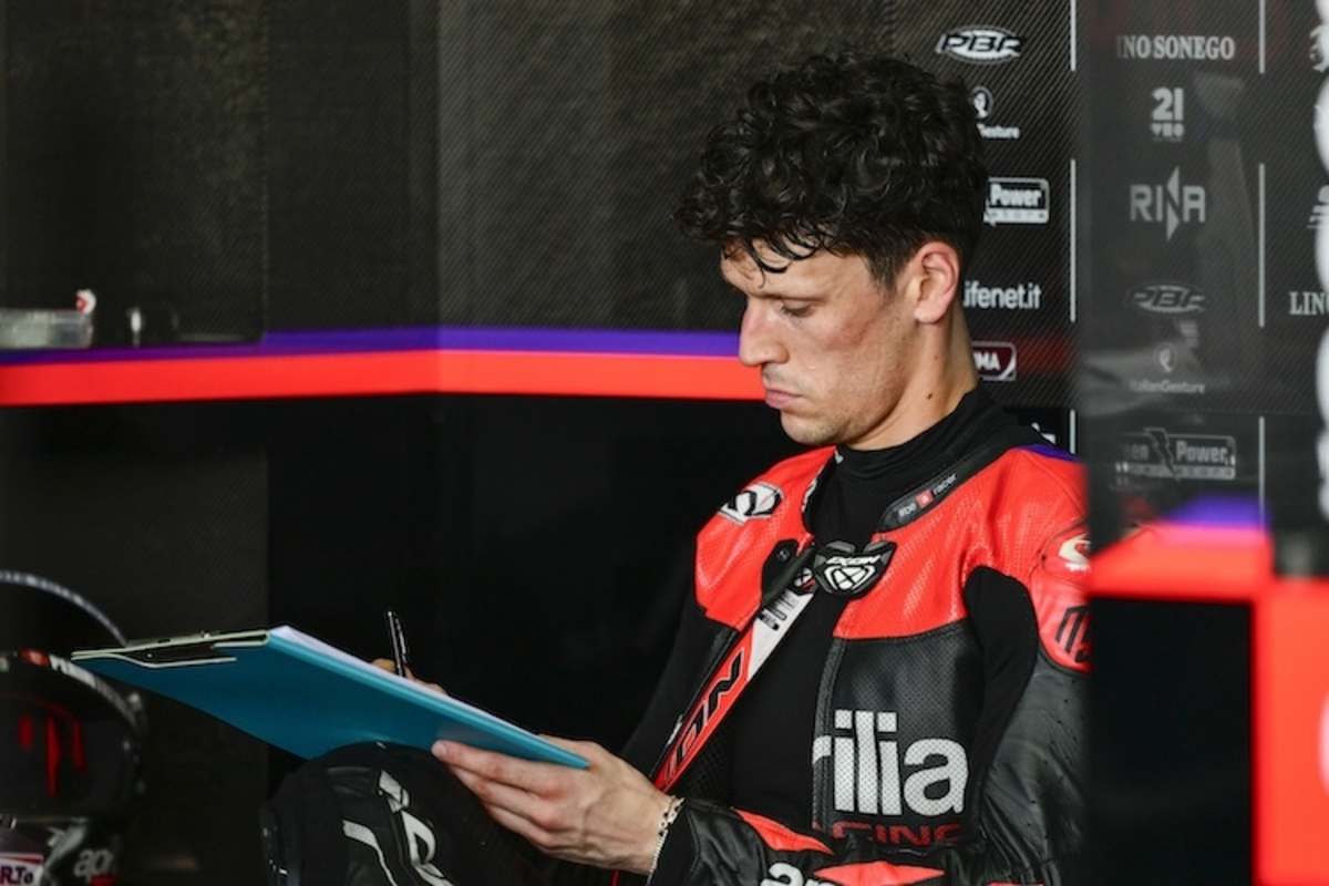 Aprilia-Solist Lorzenzo Savadori beschäftigt sich mit der RS-GP