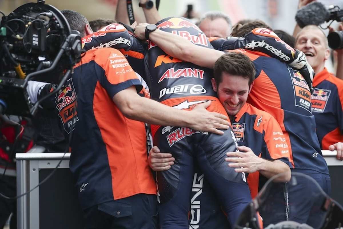 Rueda wird von der KTM-Ajo-Mannschaft gefeiert