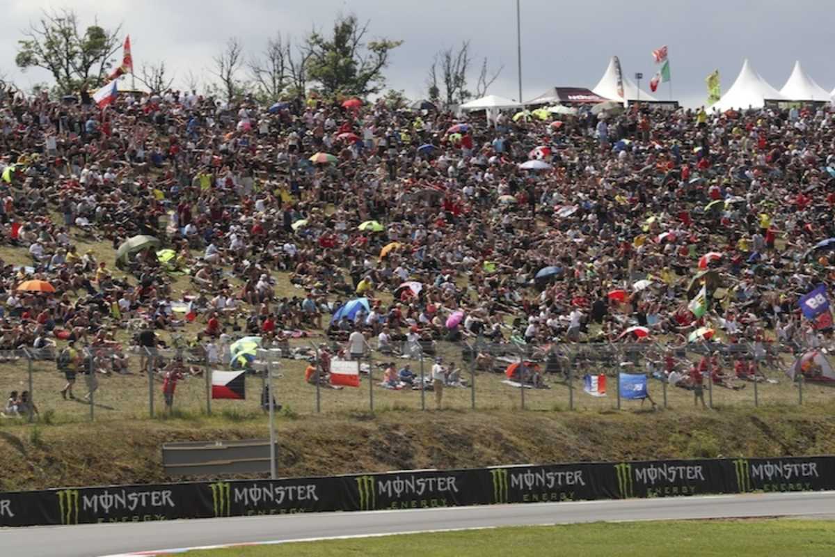 Eine der vielen naturbelassenen Tribünen der Strecke