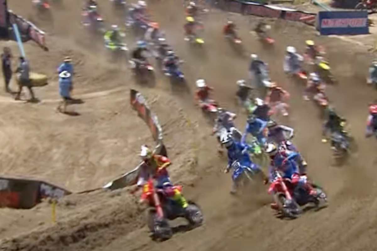 Jett Lawrence übernahm im ersten Lauf die Führung und stürzte