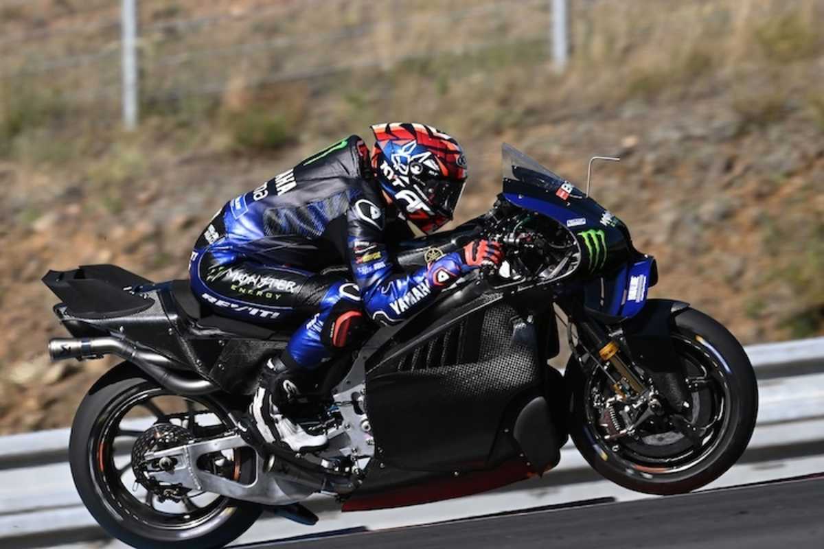 Augusto Fernandez mit dem V4-Bike von Yamaha