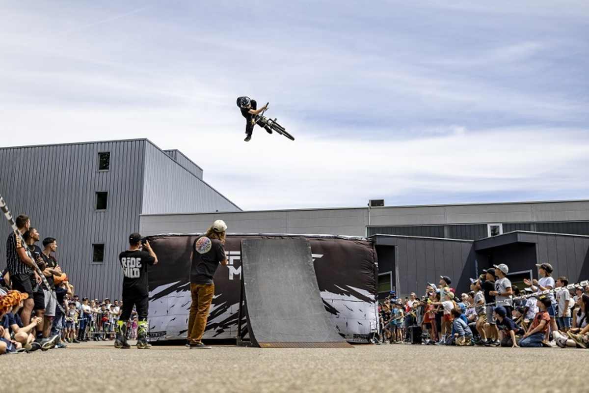 Versuchen Sie das nicht zu Hause. Tragen Sie immer einen Helm.
