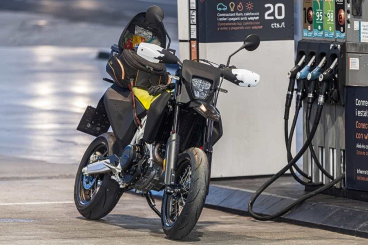 Auch beim Prototyp ist wie beim aktuellen Serienmotorrad der Benzintank ins Kunststoff-Rahmenheck integriert 