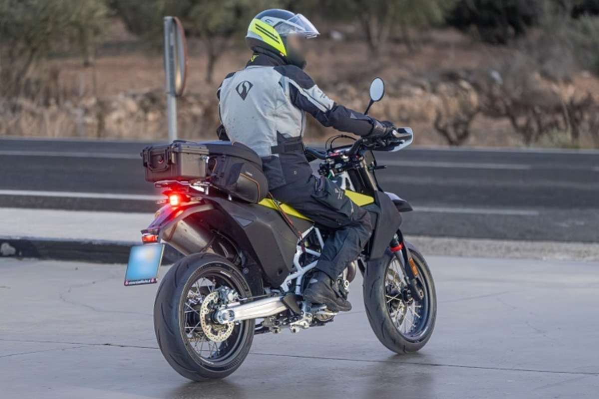 An Schwinge und Gitterrohrrahmen sind keine Unterschiede zum Serienmotorrad zu erkennen 