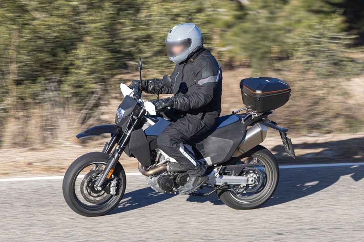 Mit einem stark überarbeiteten Motor will die Pierer Mobility Gruppe den Einzylinder-Klassenprimus Ducati zurücküberholen