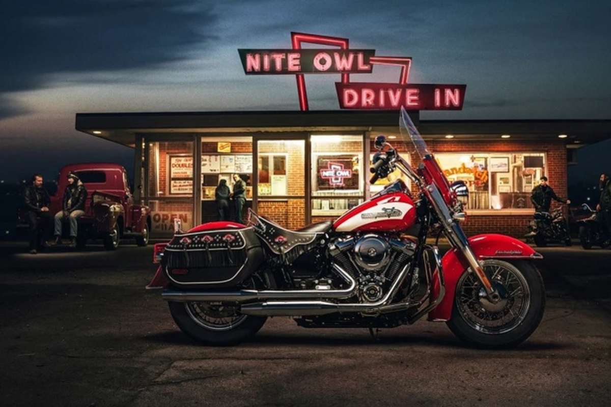 Sieht aus wie ein Highway-Meilenfresser aus den 1950er Jahren: Harley-Davidson Hydra-Glide Revival Jahrgang 2024
