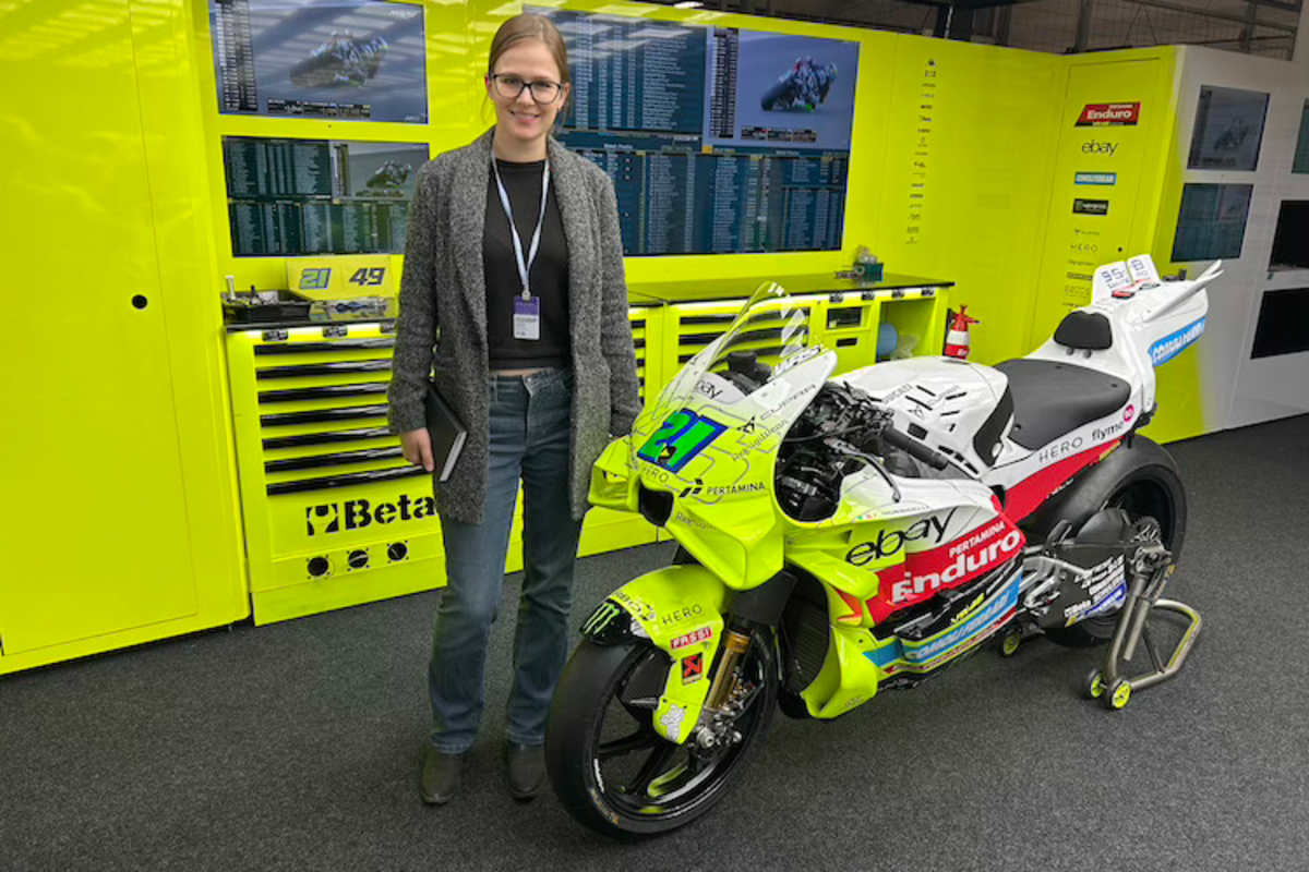 SPEEDWEEK.com-Reporterin Silja Rulle neben Franco Morbidellis Ducati