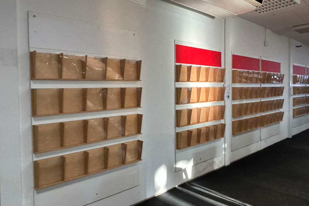 Ein Relikt aus einer Zeit vor den Presse-Mailings. 2025 druckt niemand mehr seine Ankündigungen aus und tut sie in die Fächer