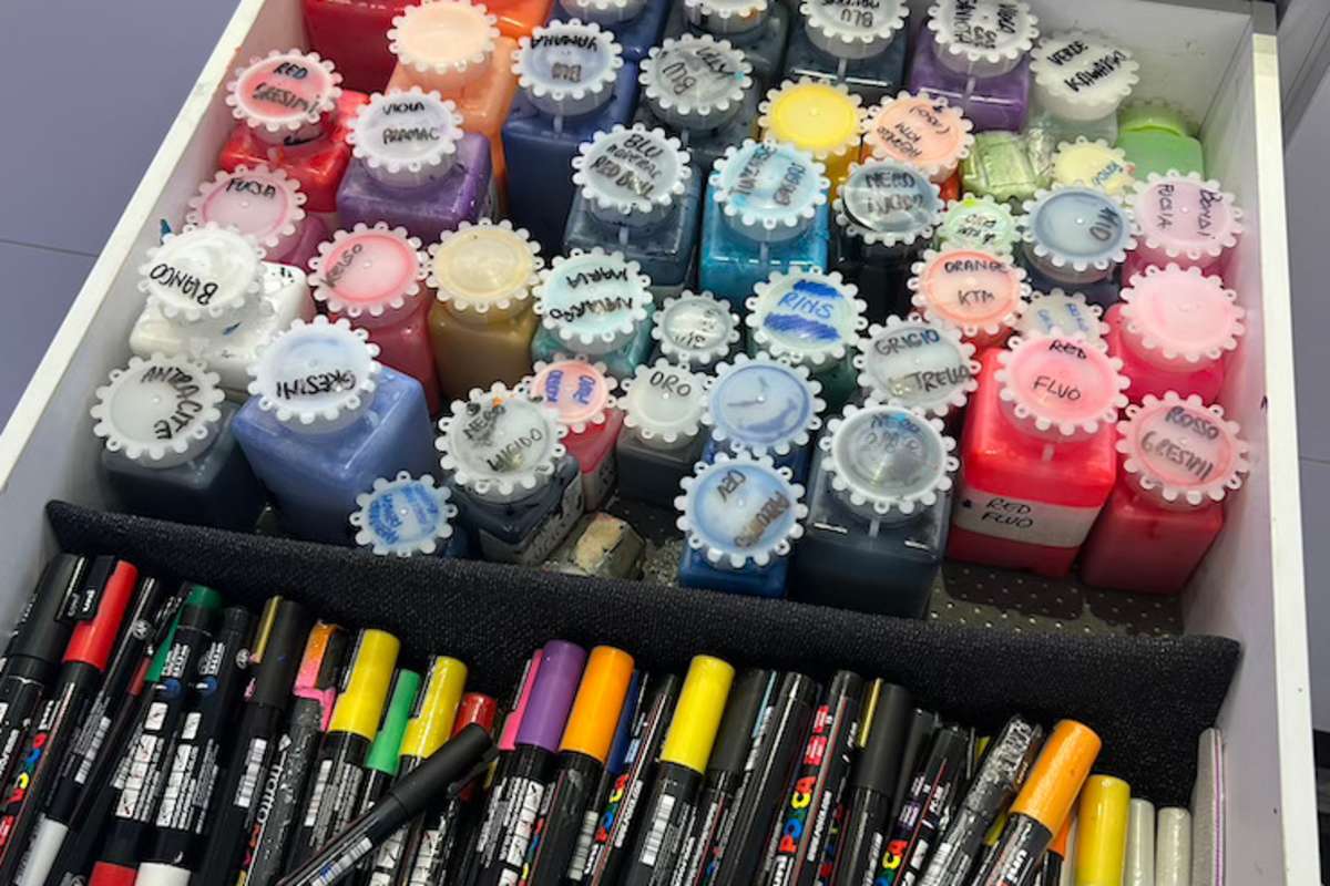 Für kleine Ausbesserungen hat Alpinestars die passenden Farben (beschriftet z.B. nach Fahrer oder Rennstall) dabei