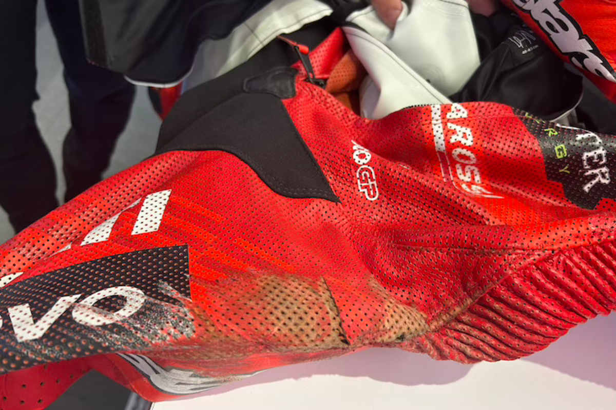 Crash-Spuren auf dem Rennanzug von Marc Marquez