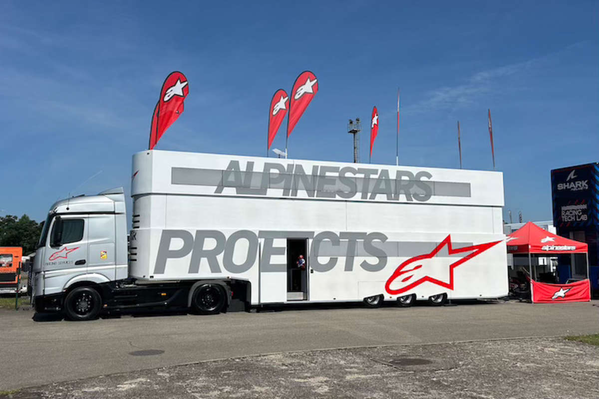 In diesem Truck befindet sich die mobile Werkstatt von Alpinestars