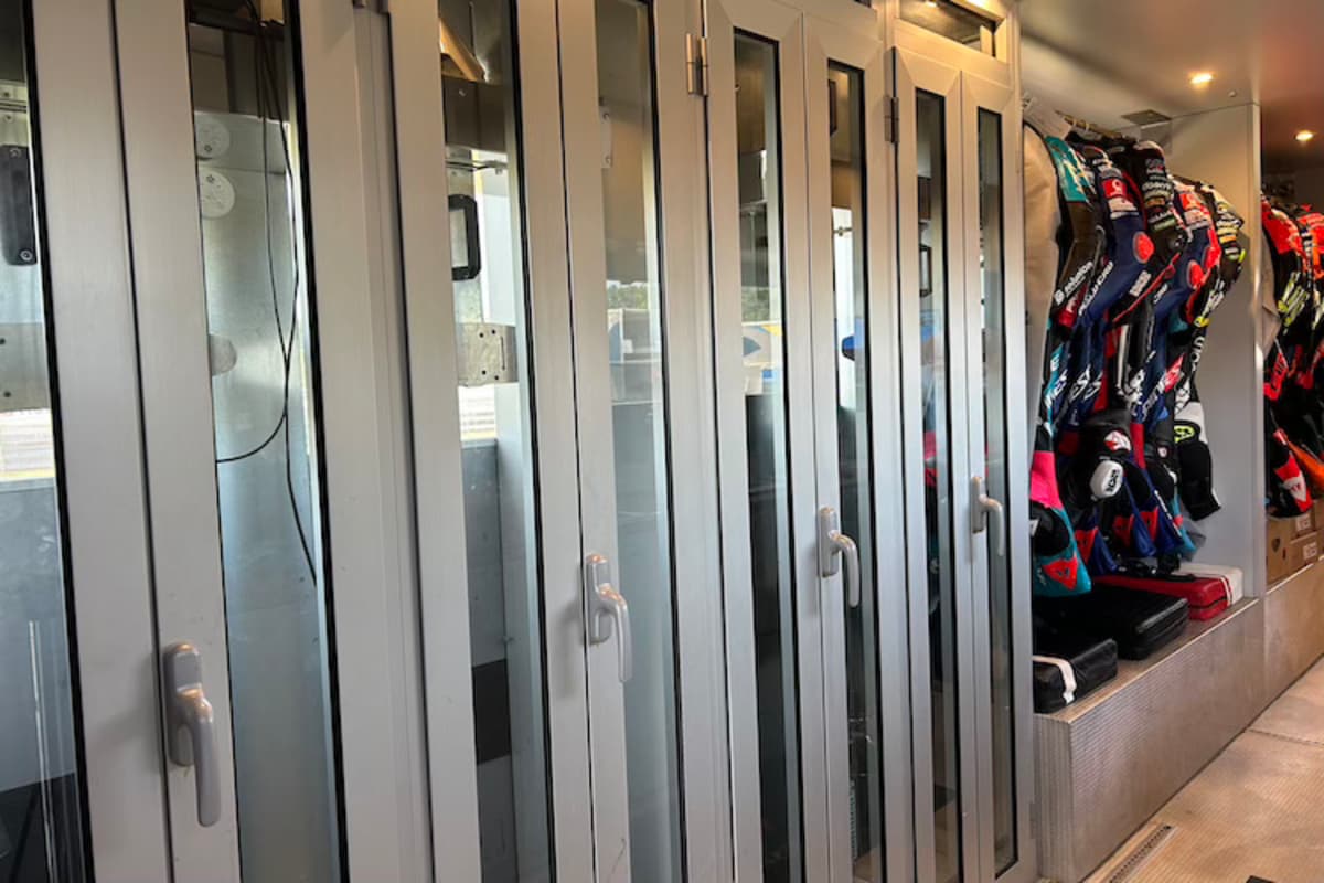 In diesen kleinen Kabinen werden im Servicetruck von Dainese die Kombis getrocknet