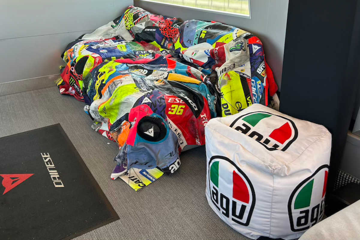 Recycling: Bei Dainese steht im Obergeschoss des Trucks an der Strecke ein Sofa mit Bezug aus alten Lederkombis