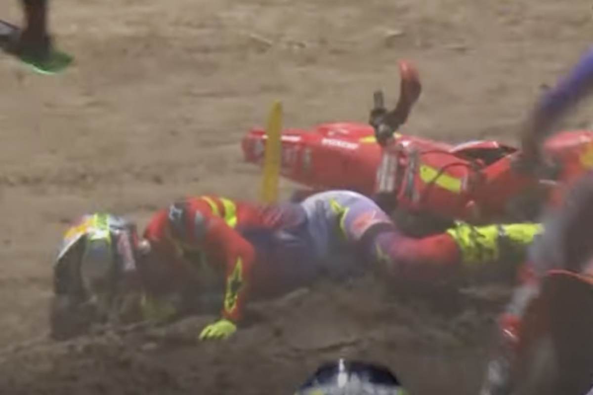 Jett Lawrence bleb zunächst benommen am Boden liegen