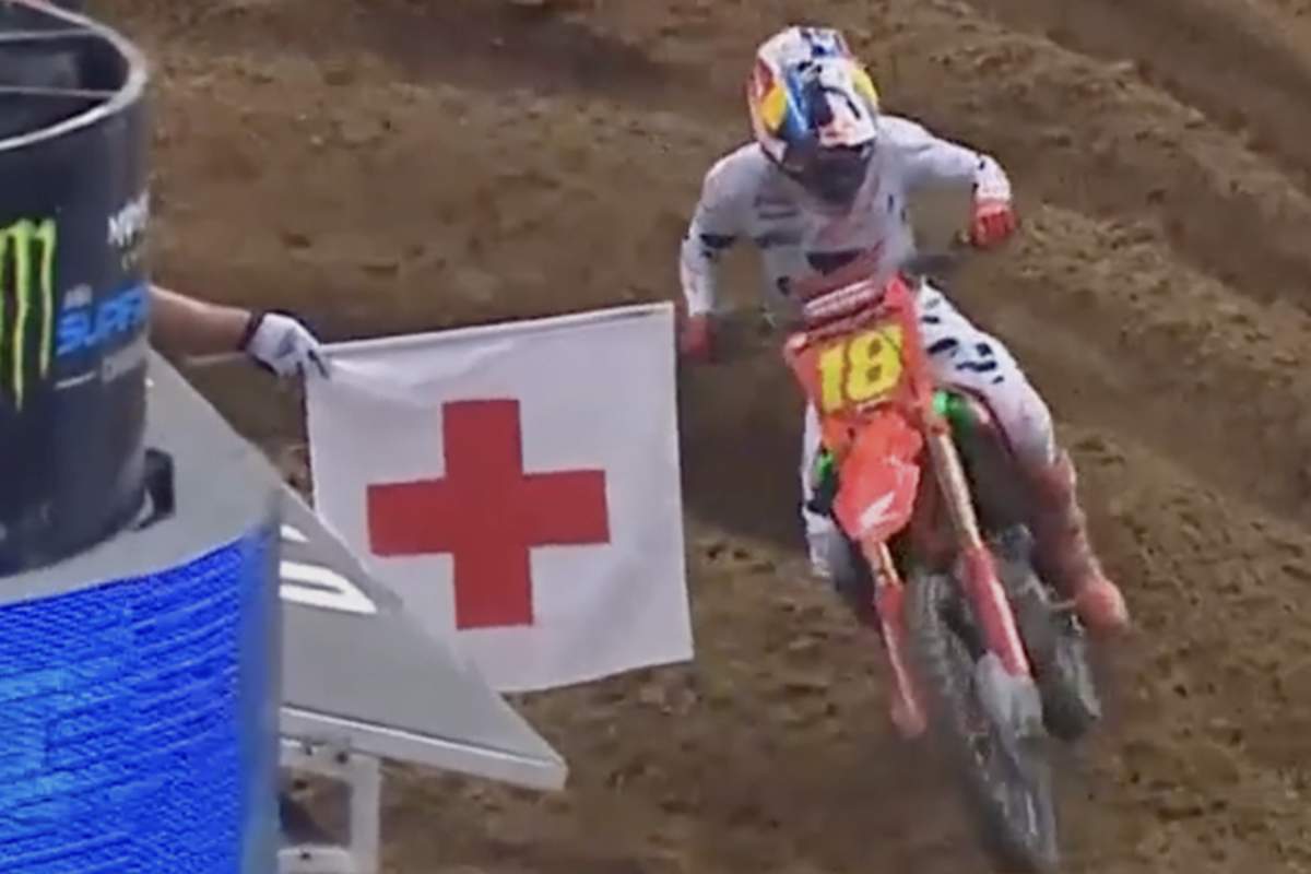 Jett Lawrence übersah bei der Überquerung des Zielhügels die Rotkreuzfahne