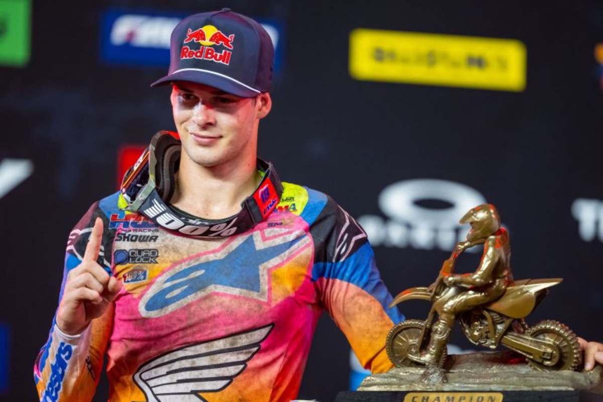 Jett Lawrence auf dem Siegerpodest