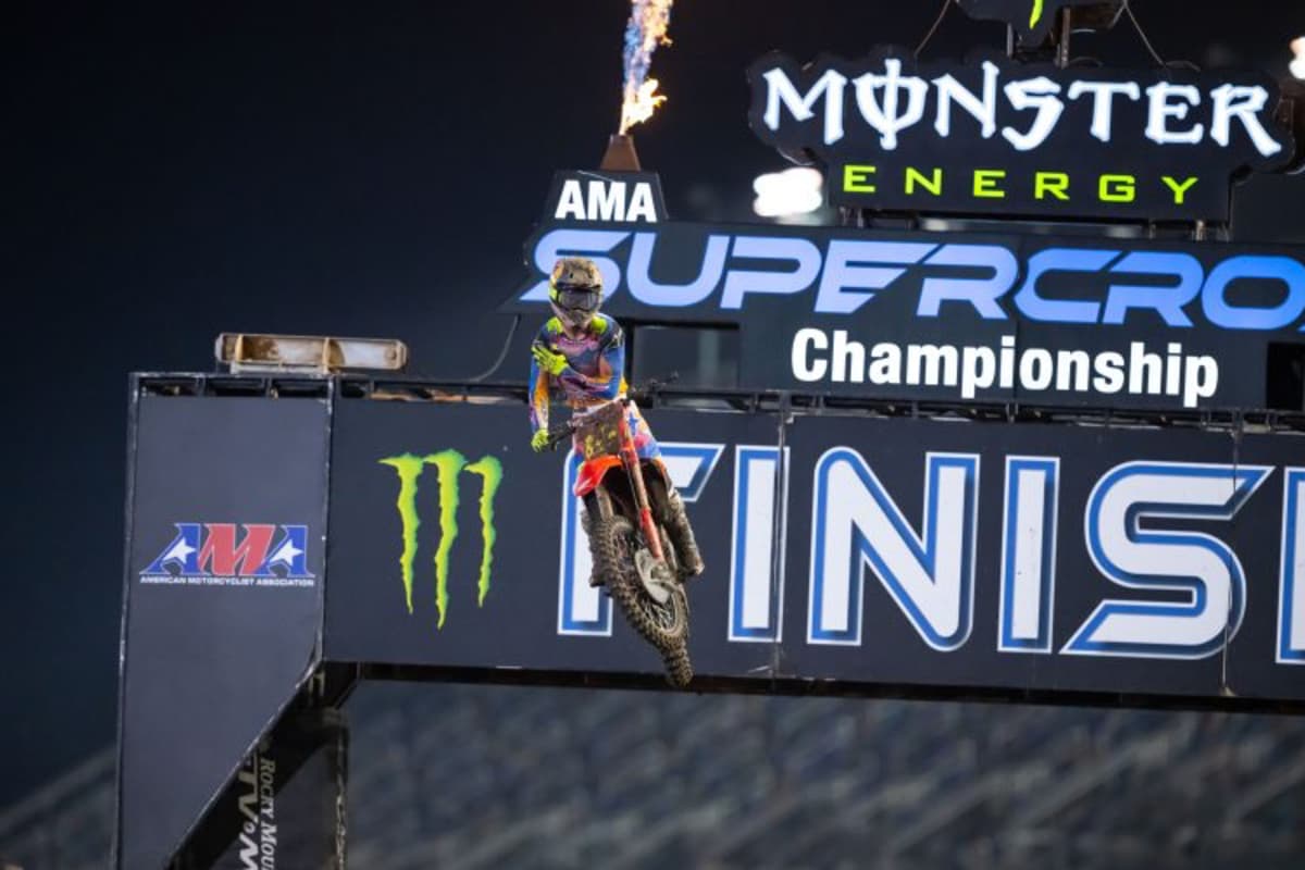 Jett Lawrence überquert als Erster die Ziellinie