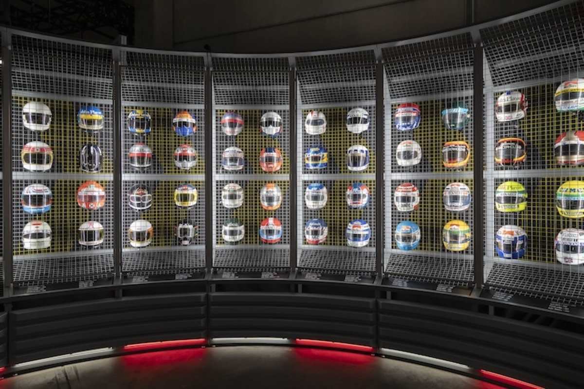 Bunte Sammlung: Welcher Formel-1-Fan träumt nicht davon, die verschiedenen Helm-Designs aus der Nähe betrachten zu können?