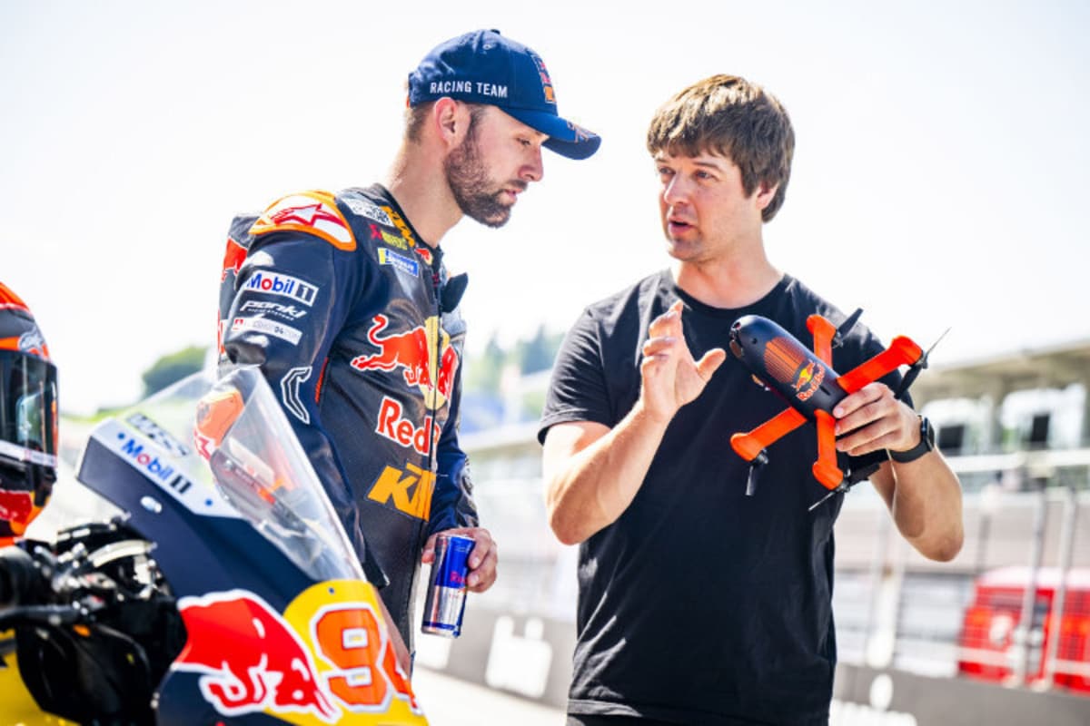 Jonas Folger mit dem Drohnen-Piloten