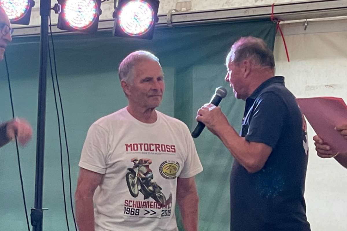 Vladimir Kavinov wurde von Harald Mühlig in Schwanenstadt geehrt