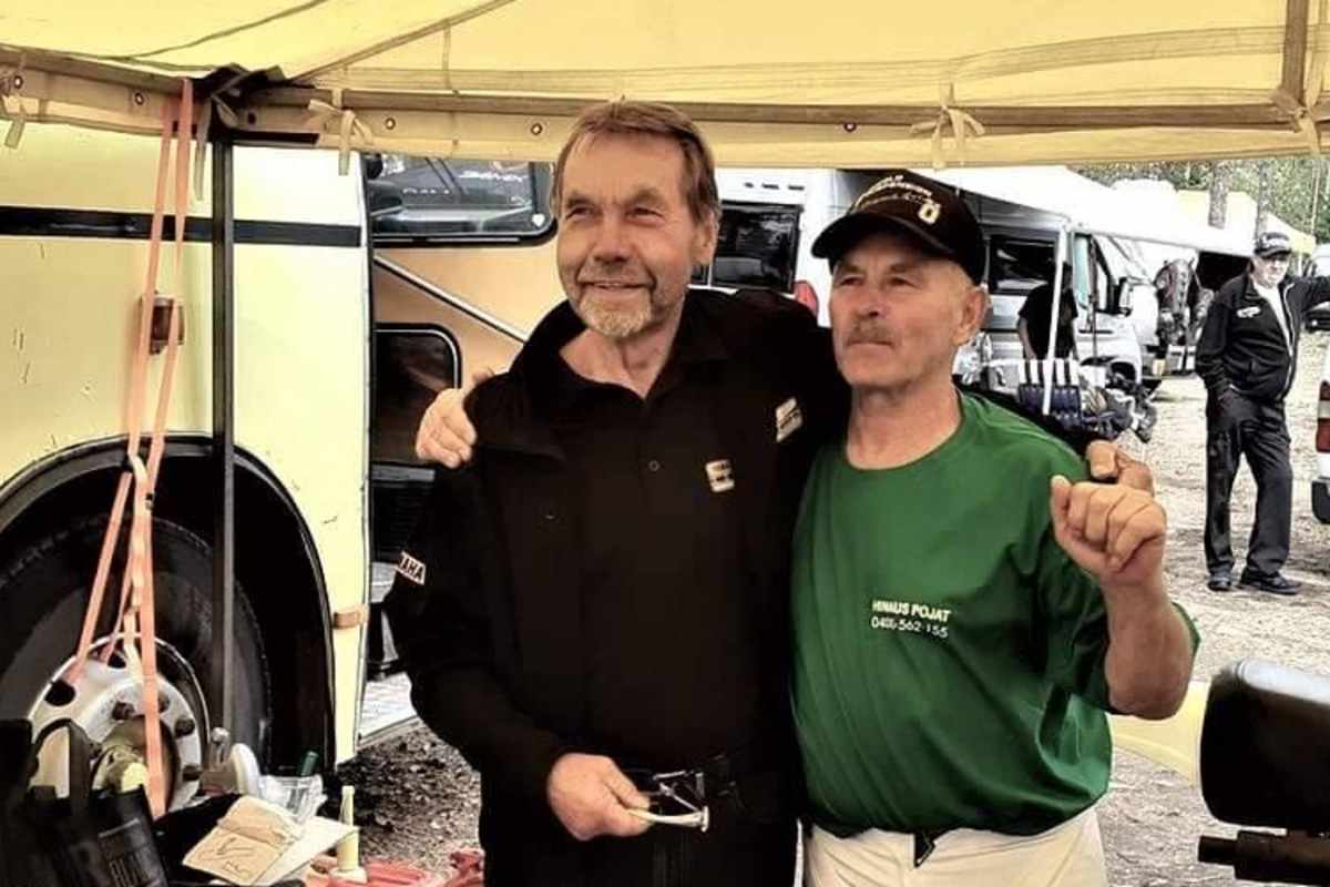 Vladimir Kavinov trifft seinen Weggefährten Heikki Mikkola