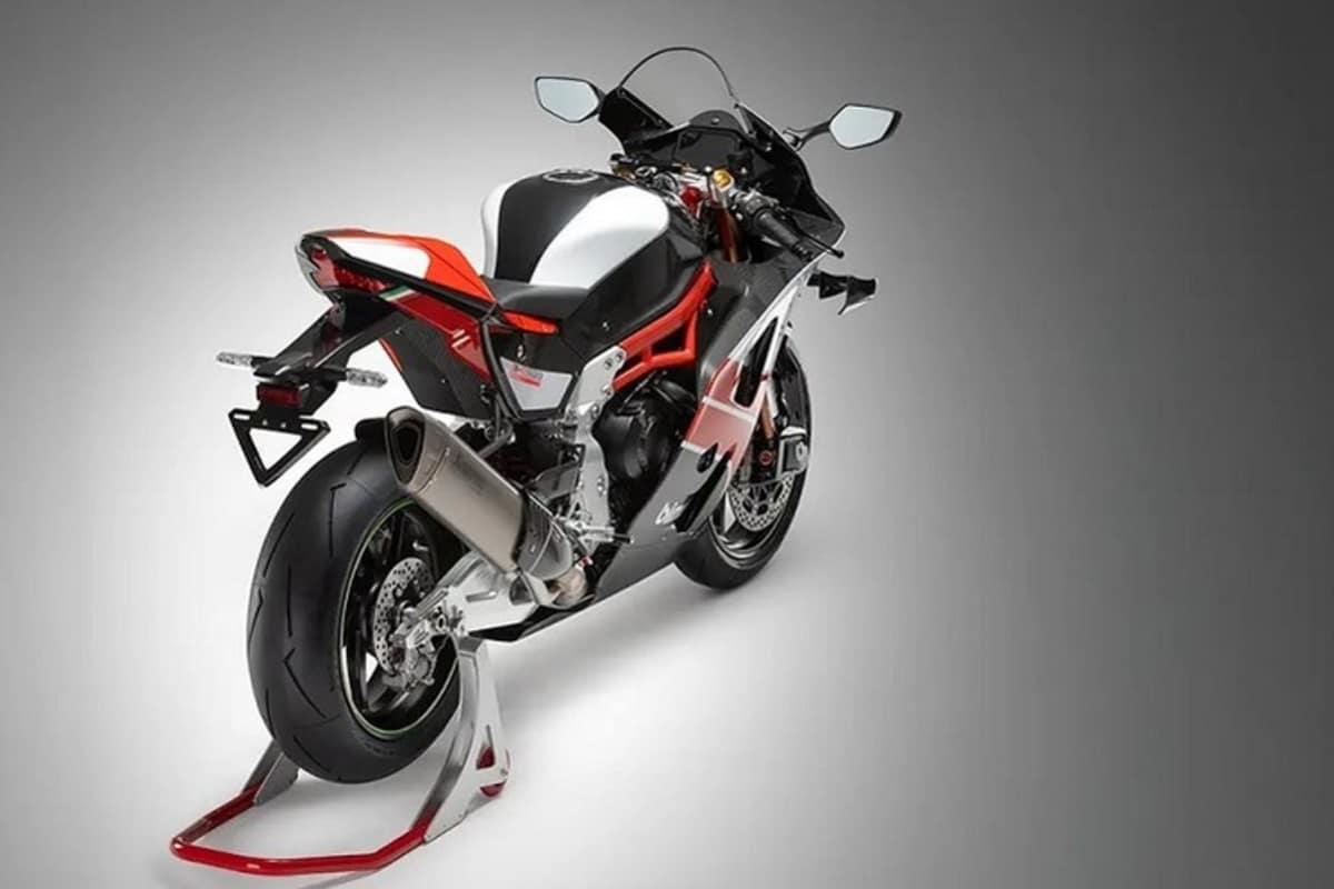 Im Bereich des um den Zylinderkopf verlaufenden Chassis baut die Bimota bemerkenswert schmal