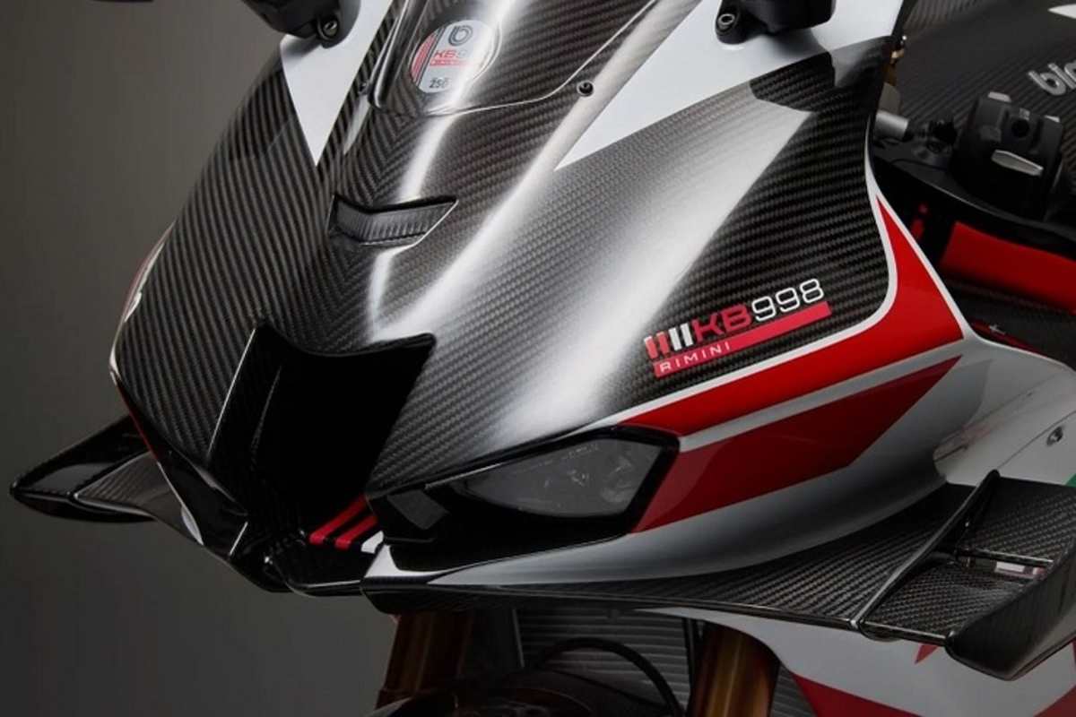 Karbonverkleidung mit mehrteiligen seitlichen Winglets