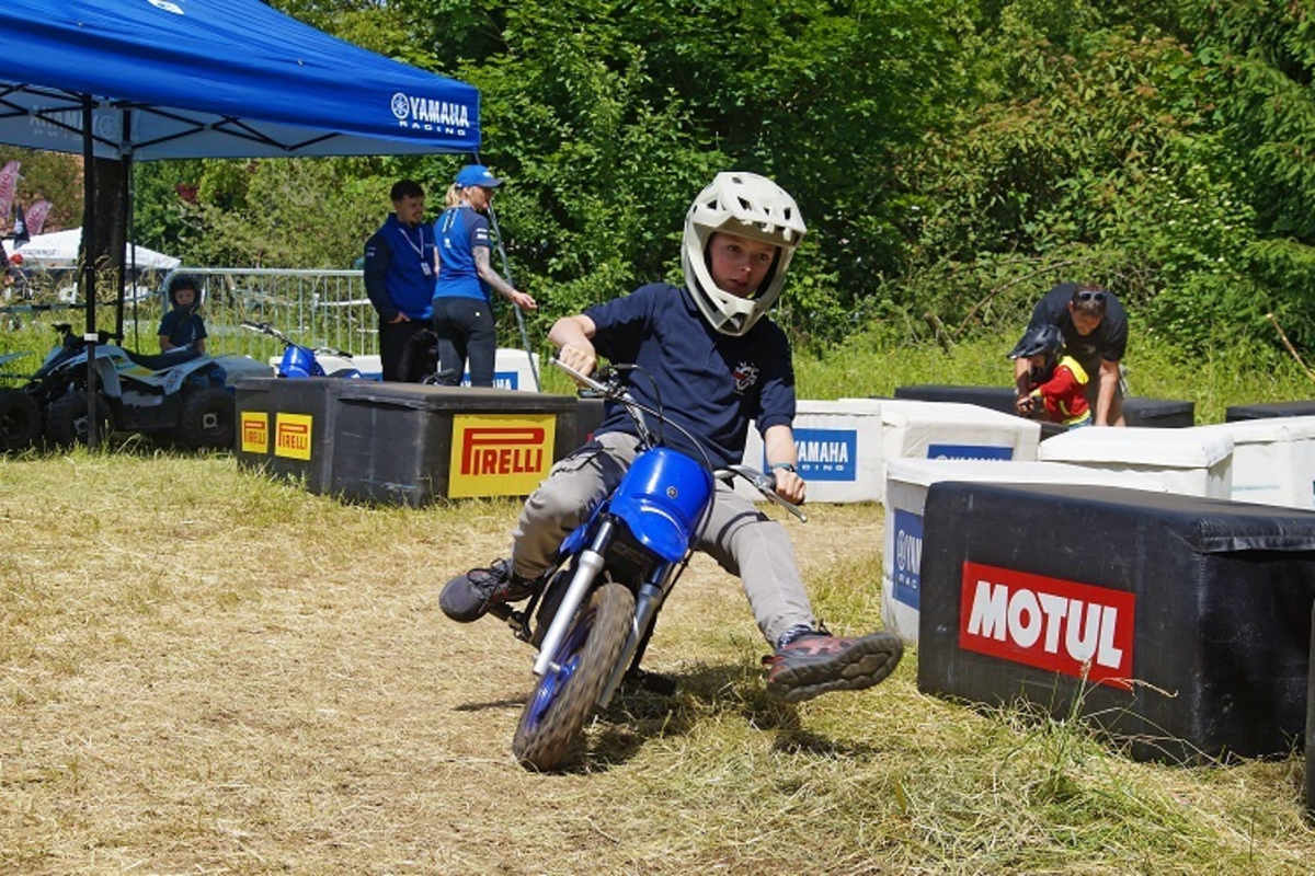 So fängt das an: Minibike, gekonnt bewegt auf dem Motocross-Track