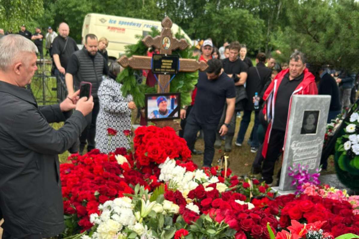 Am Grab von Nikolai Krasnikov