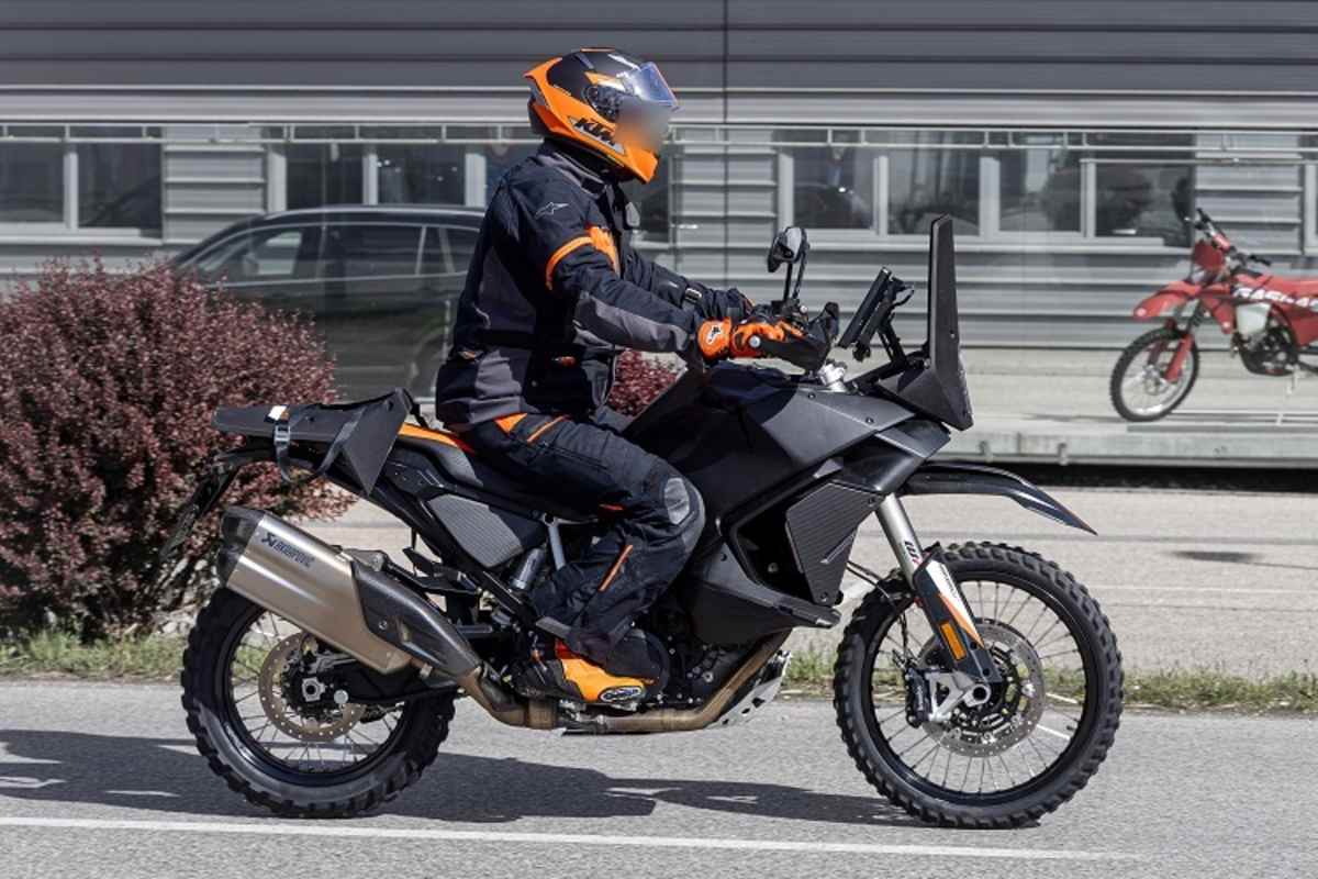 Drahtspeichenräder 21/18 Zoll, massiver Motorschutz - die soll ins Gelände