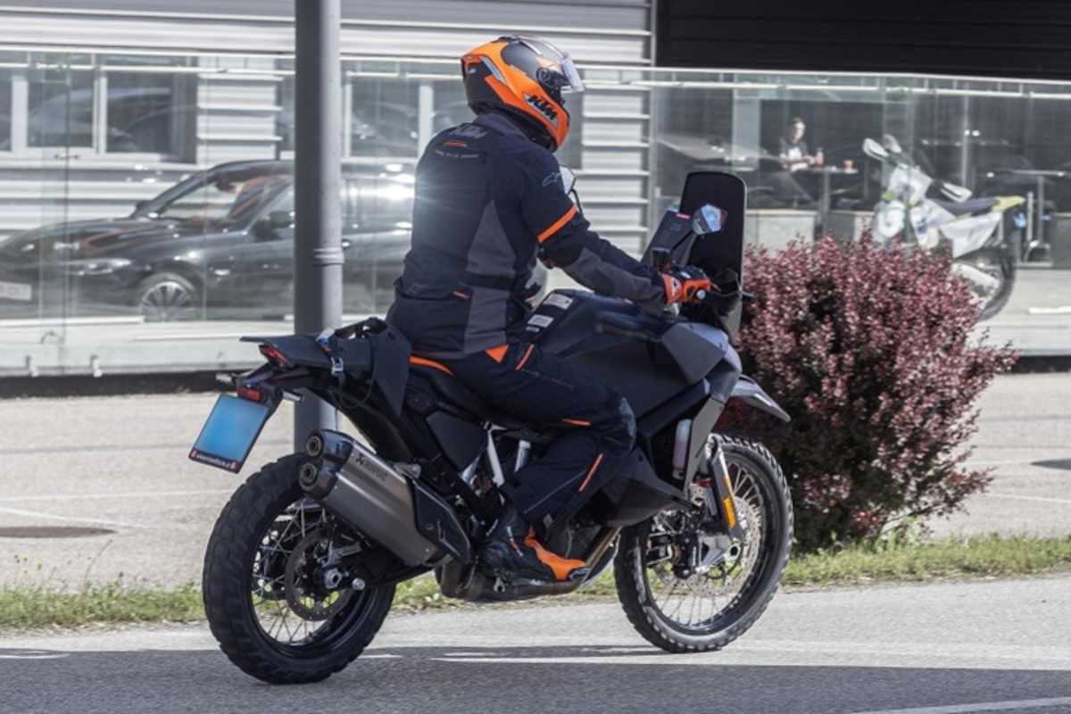 Grosses Display hochkannt im Stil der elektronischen Roadbooks, langeFederwege, hochgelegter Kotflügel vorn