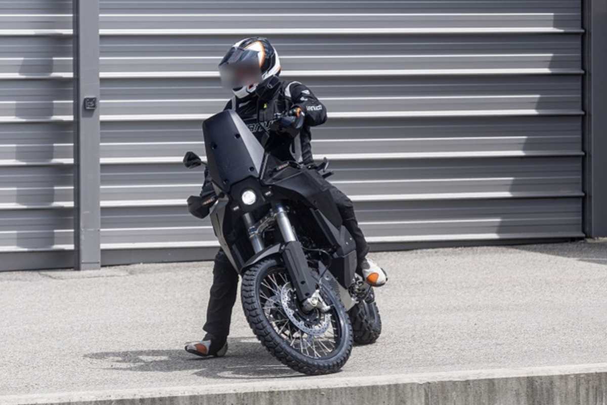 Hübsche, aufgeräumte Front, ausladende Verkleidung - und könnte man die Blinker in die Verkleidung integrieren?