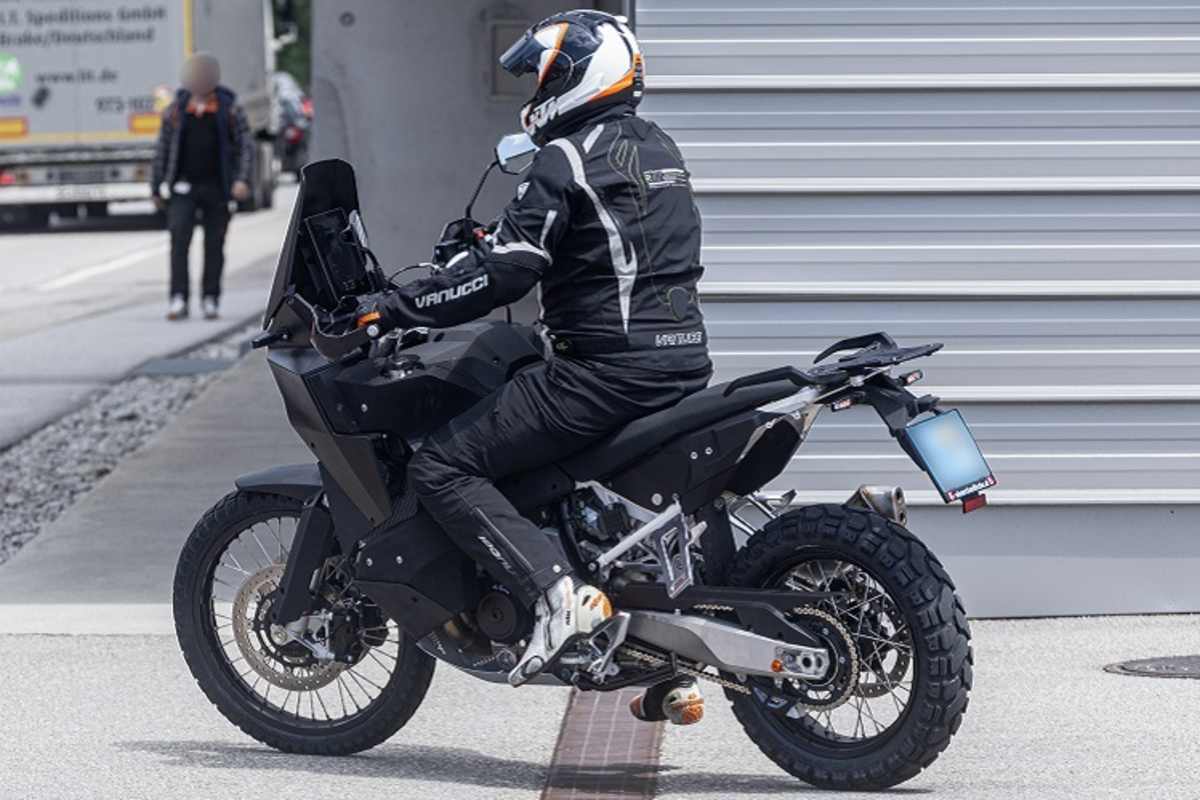 Schlankes Heck, Display im Stil elektronischer Roadbooks, zwei Tankdeckel