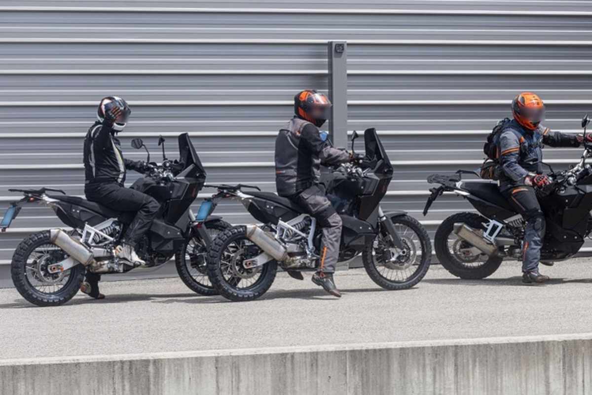 Der einigermassen tief montierte Auspuff und das schlanke Heck könnten für kompakte Seitenoffen genutzt werden