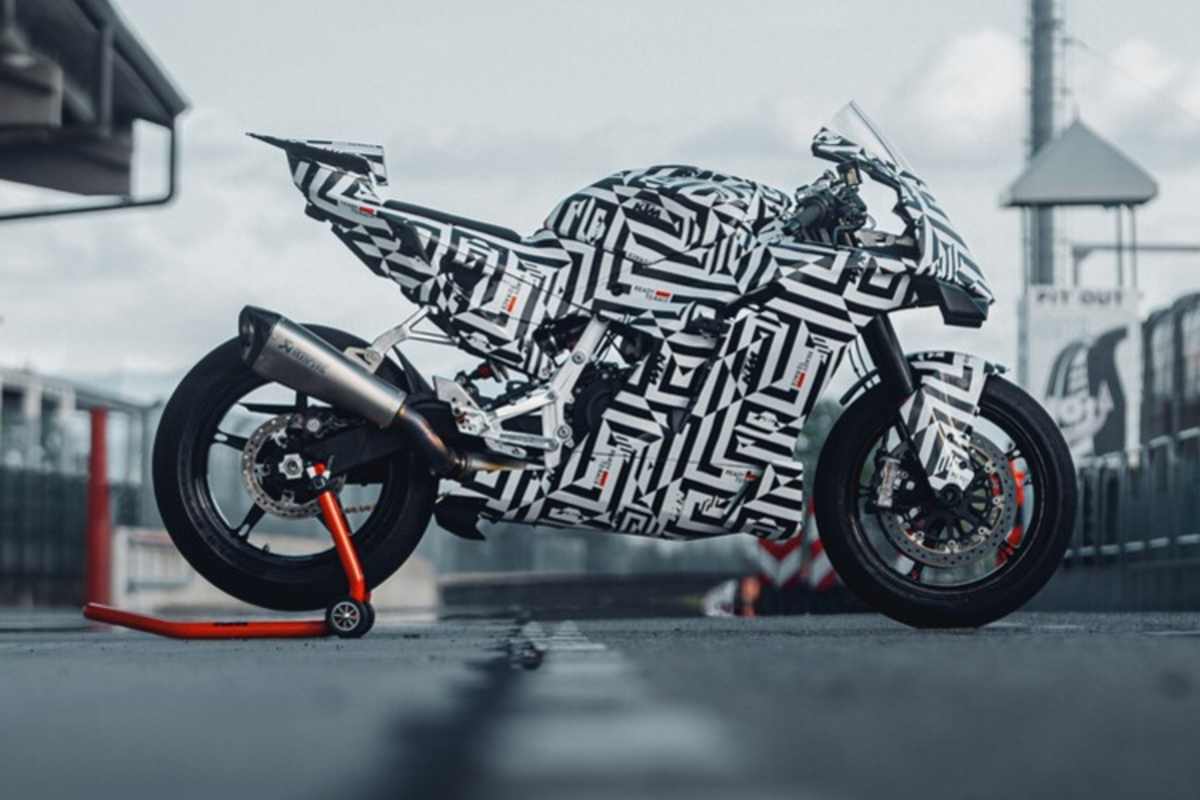 Gussräder und sichtbarer Rahmenteil sehr filigran, im Vorderrad dafür eine mächtige Doppelscheibe von Brembo