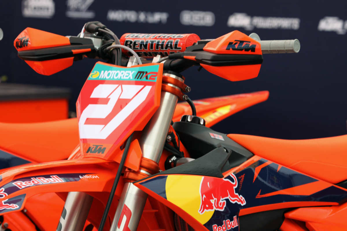 Simon Längenfelder trägt das Red Plate des WM-Führenden