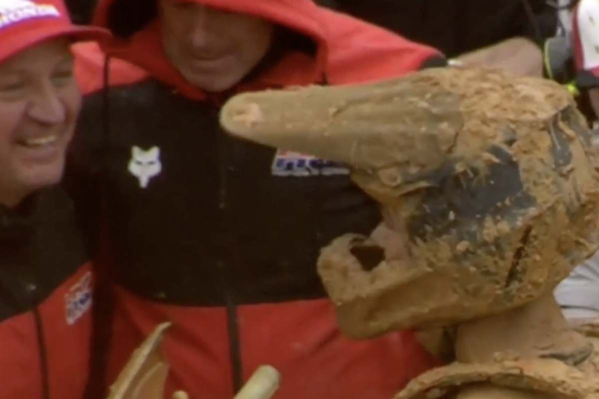 Tim Gajser freut sich mit seinem Team über die Übernahme der WM-Führung