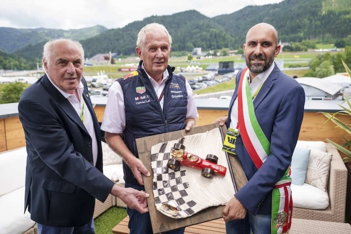 Dr. Helmut Marko bekam die Lorenzo Bandini Trophäe überreicht