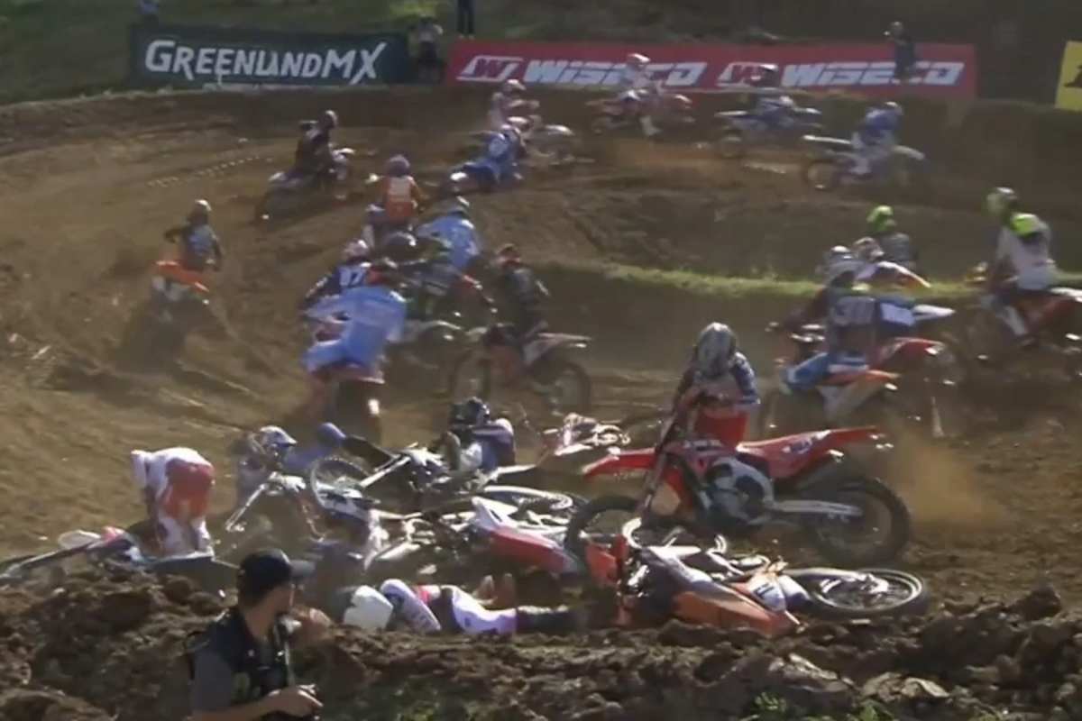 Nach dem Start kam es zu einem Massencrash, in den Jorge Prado verwickelt wurde