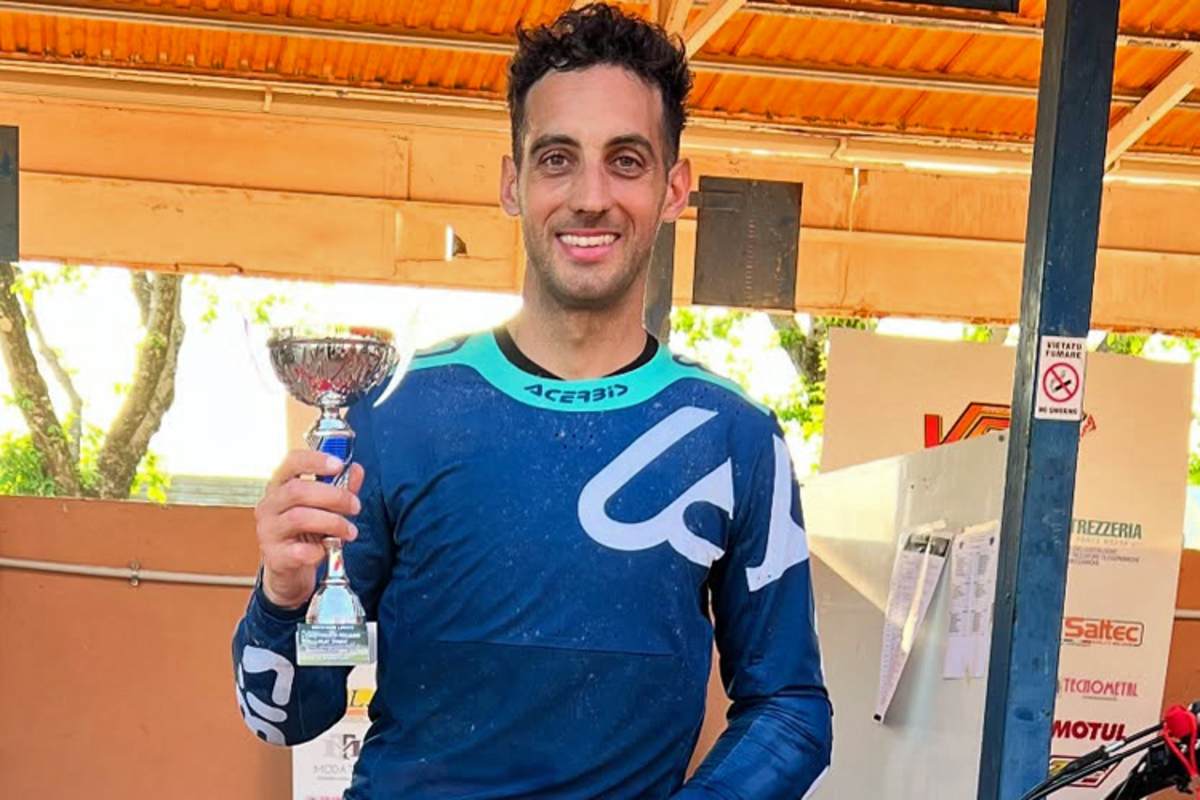 Tati Mercado mit Flat-Track-Pokal