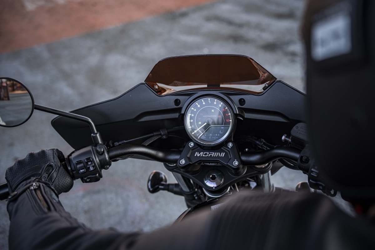 Klassisches Rundinstrument mit integrierten LCD-Anzeigen, eingebaut in die Batwing-Verkleidung der Bagger-Version