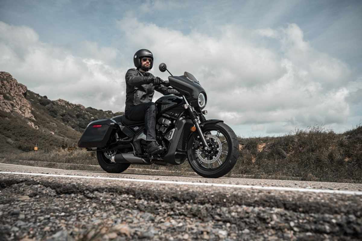 Der Fotograf hat eine viel zu kurze Belichtungszeit gewählt - damit wir die Alugussräder im Detail studieren können