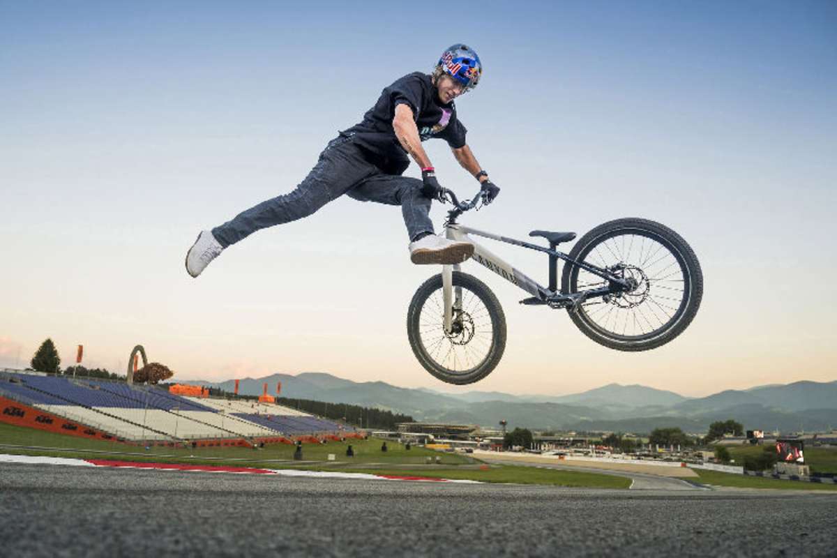 Fabio Wibmer performt Kunststücke auf zwei Rädern