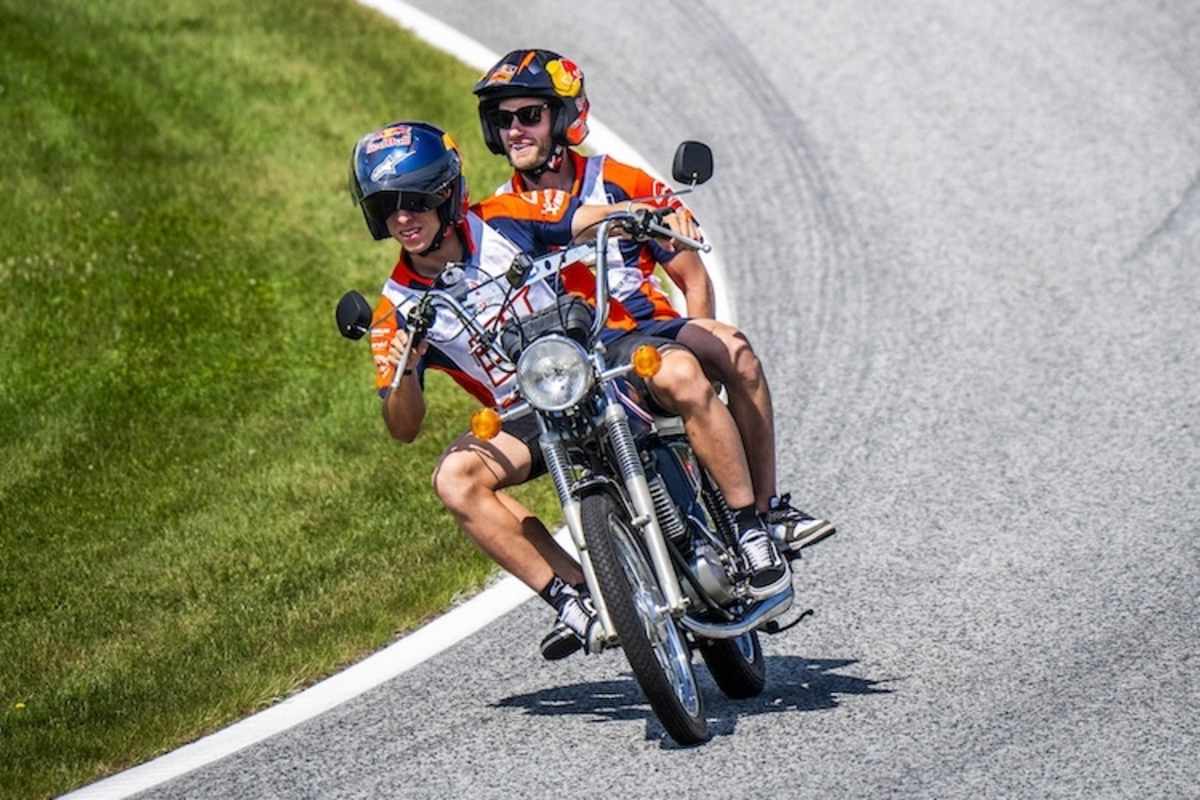 Pedro Acosta spielte das Moped-Taxi für Teamkollege Brad Binder