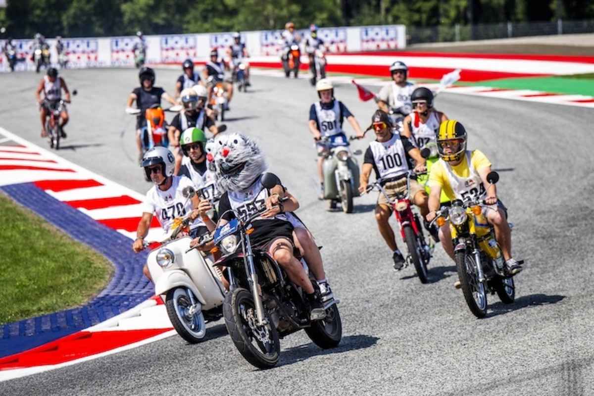 Die Moped-Enthusiasten mit ihren kreativen Outfits