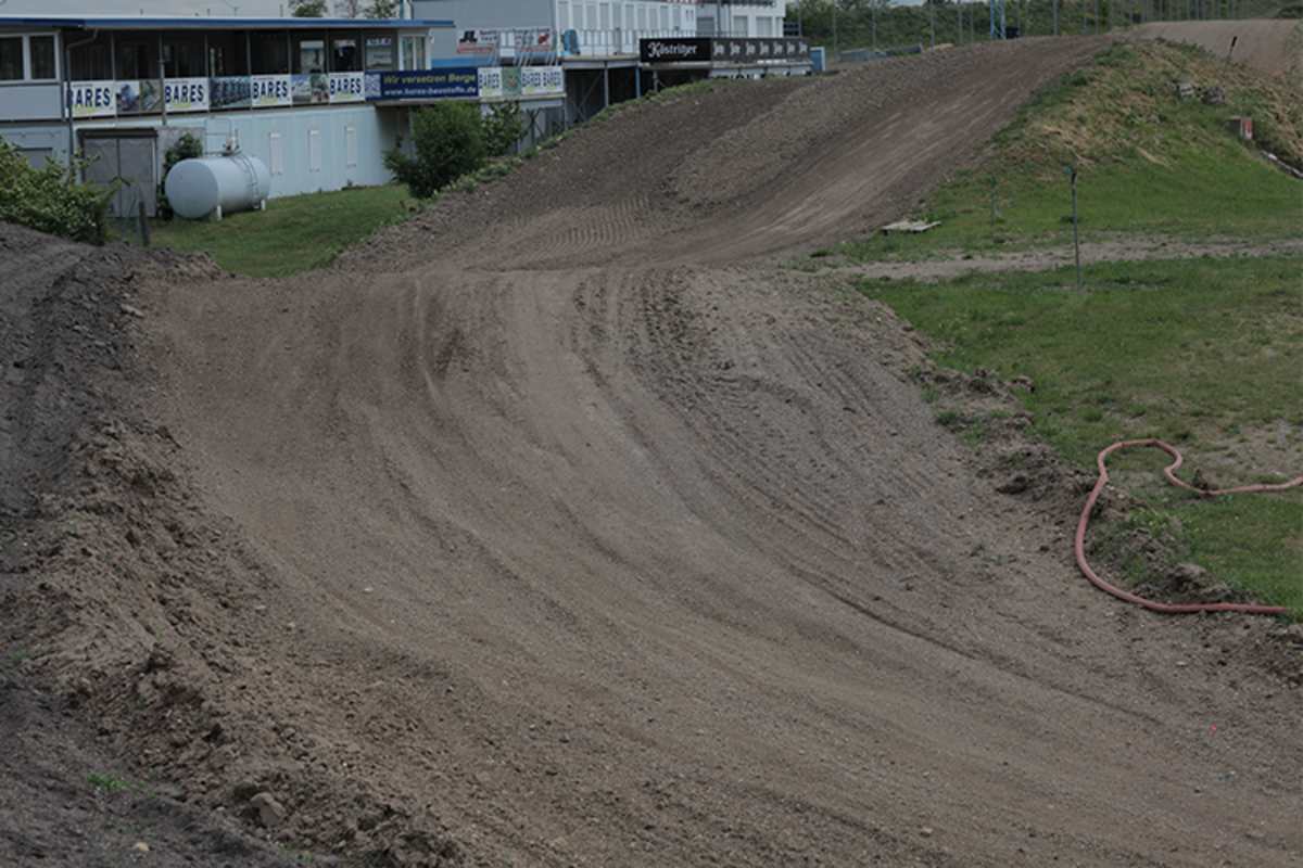 Der Boden wurde mit Sand aufgegrubbert