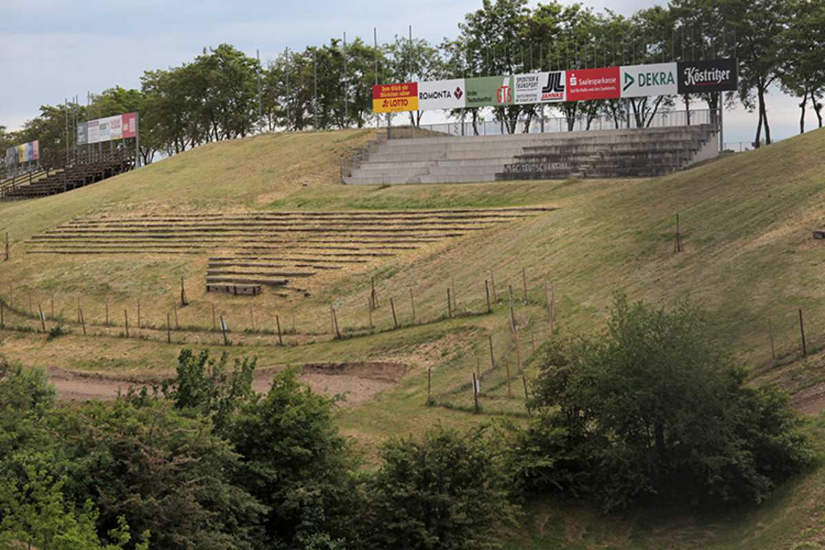 Blick zur Tribüne am Hang der Nationen