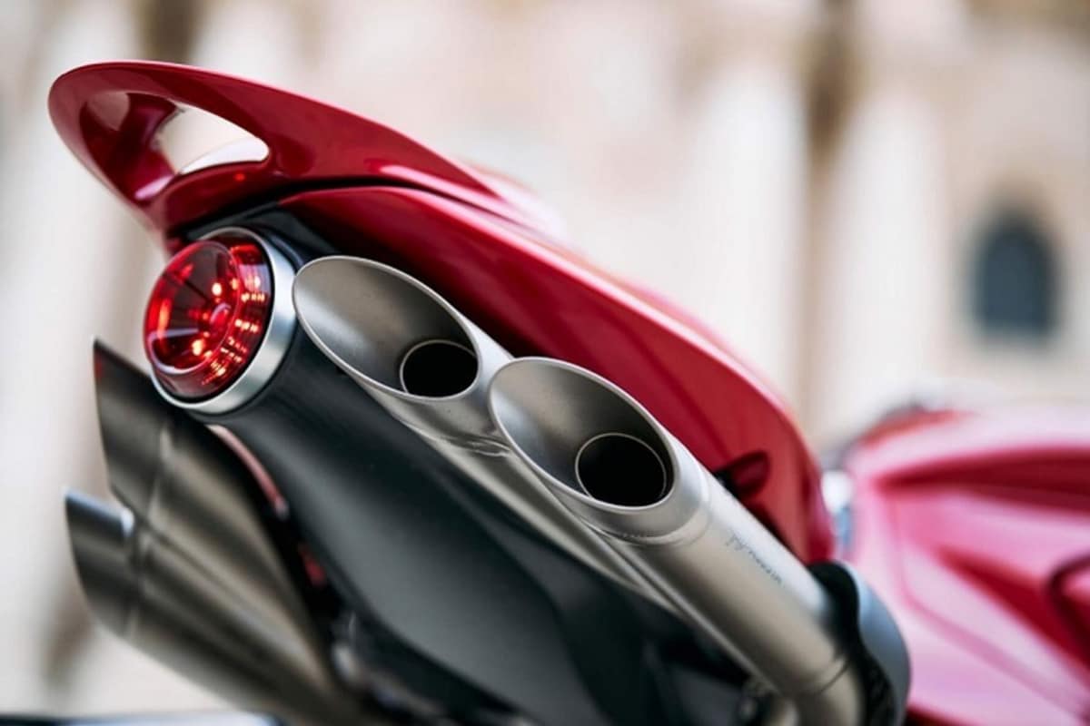 Was kümmern uns kleingeistige Einwände ob ungünstiger Schwerpunktlage bei diesem Anblick?